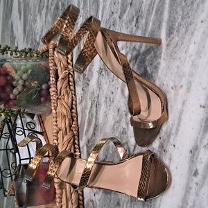 Gorgeous scrappy bronze heels